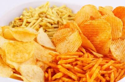 这6种常吃零食对身体危害大，孩子想吃也别纵容！
